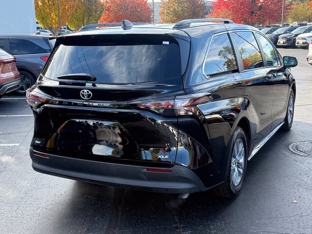 Used 2026 Toyota Sienna XLE FWD image 7