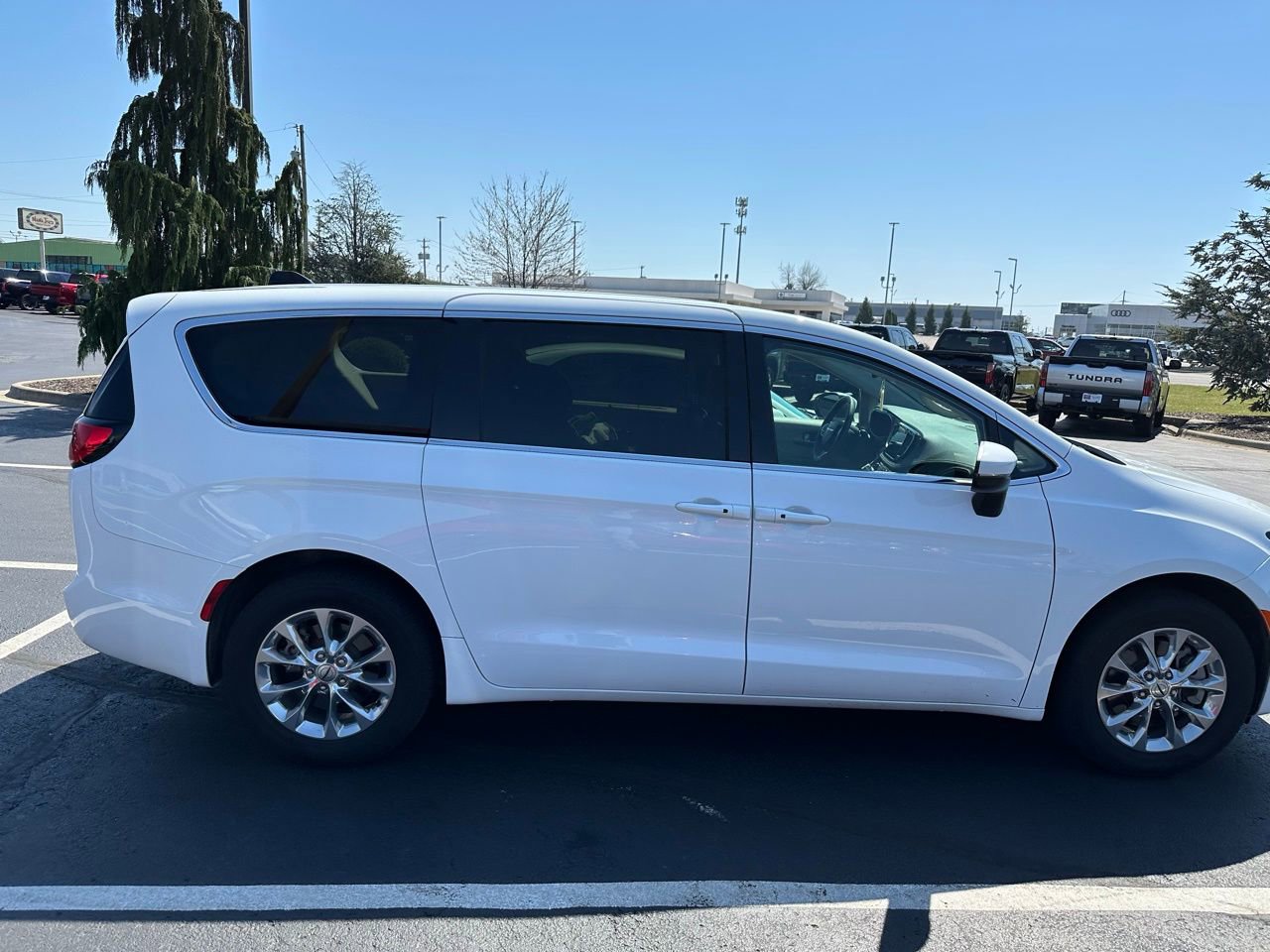 Used 2023 Chrysler Pacifica Touring-L image 17