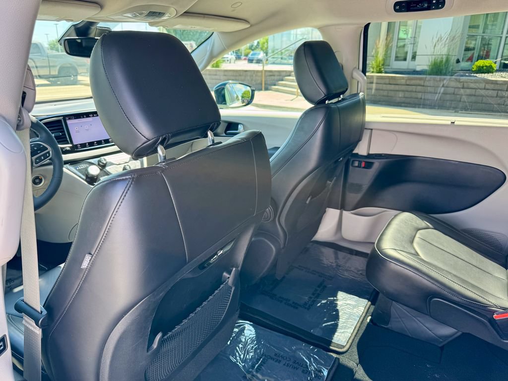Used 2024 Chrysler Pacifica Touring-L FWD image 14