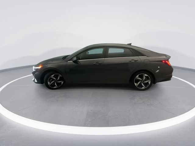 Used 2023 Hyundai Elantra Limited FWD image 3