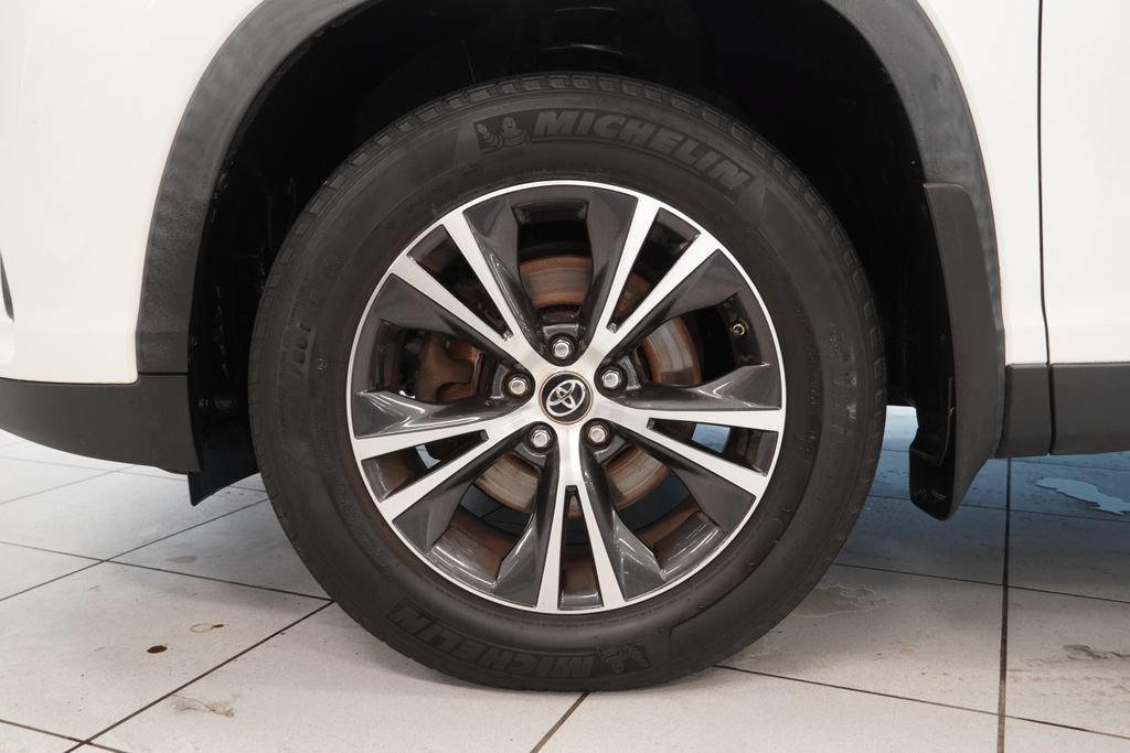 Used 2019 Toyota Highlander LE AWD/4WD image 15