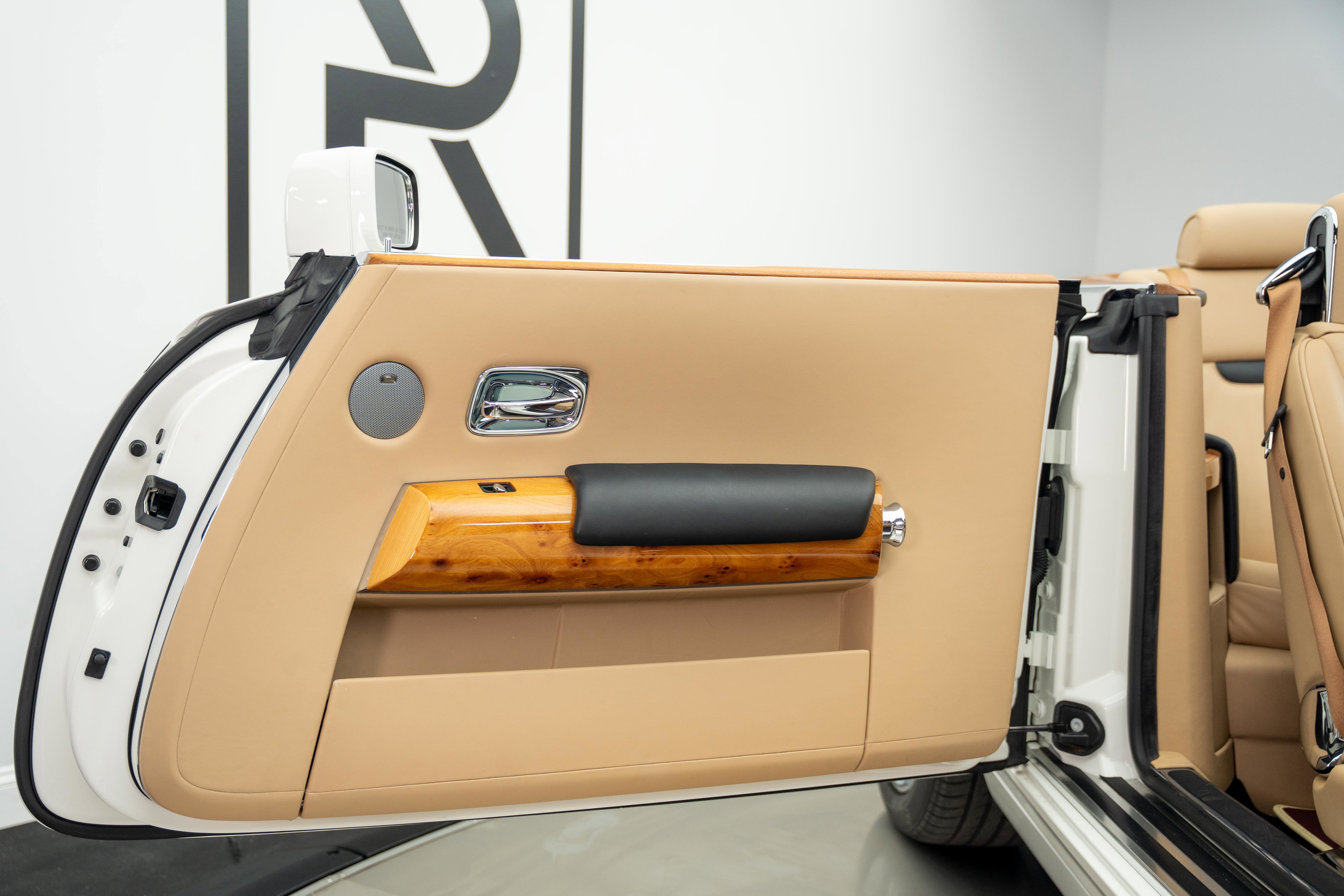 Used 2009 Rolls-Royce Phantom Drophead Coupe RWD image 27