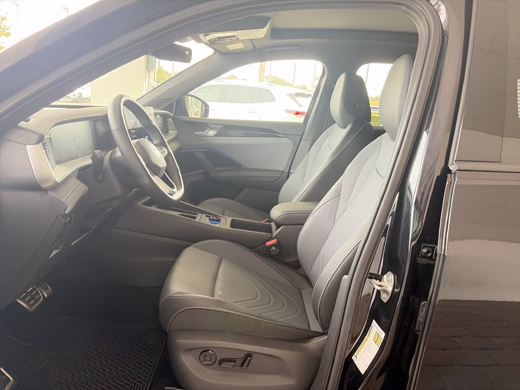 Certified 2025 Volkswagen Tiguan SE R-Line FWD image 9