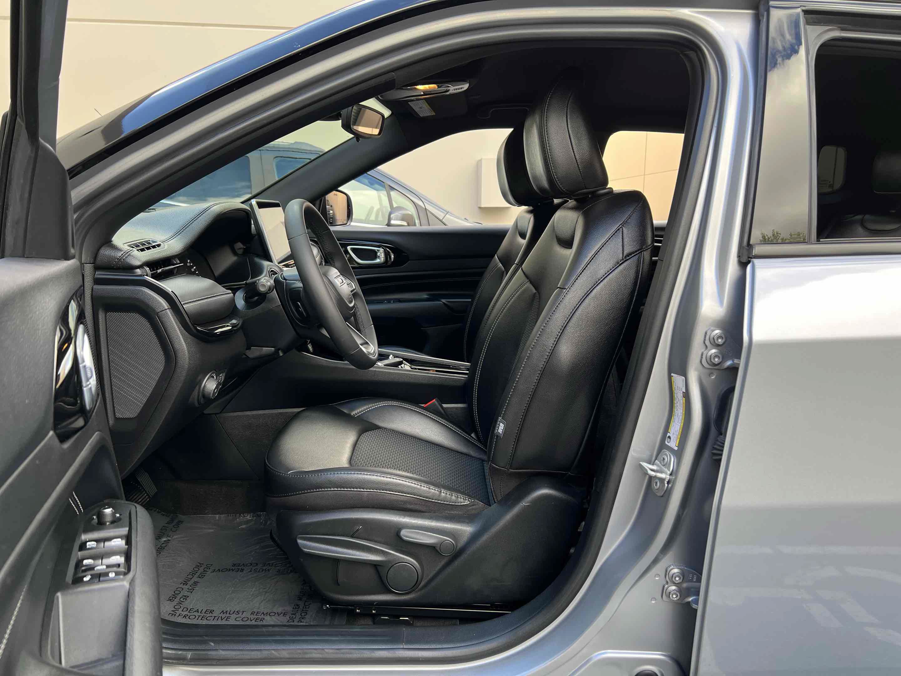 Used 2023 Jeep Compass Latitude AWD/4WD image 4