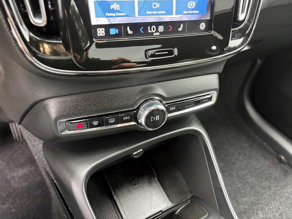 Used 2025 Volvo XC40 B5 Core image 21