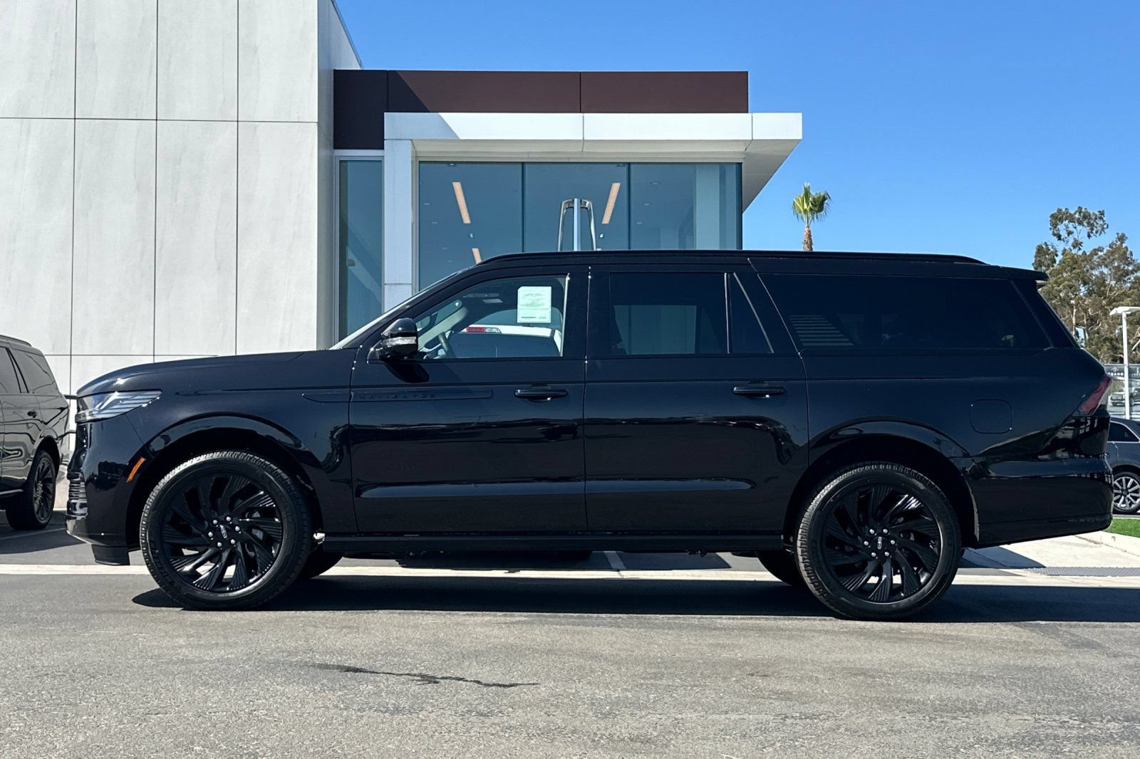 New 2026 Lincoln Navigator L Reserve w/ Jet Appearance Package AWD/4WD image 6