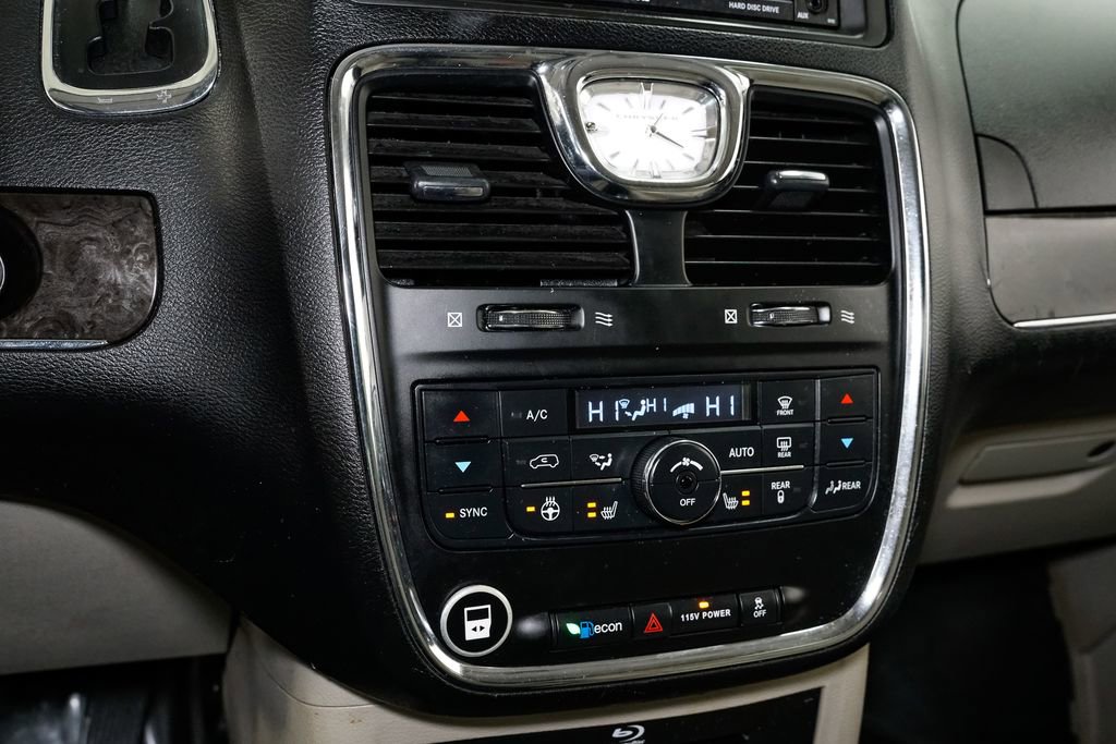Used 2013 Chrysler Town & Country Limited image 22
