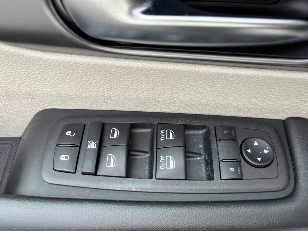 Used 2023 Chrysler Pacifica Touring-L FWD image 16