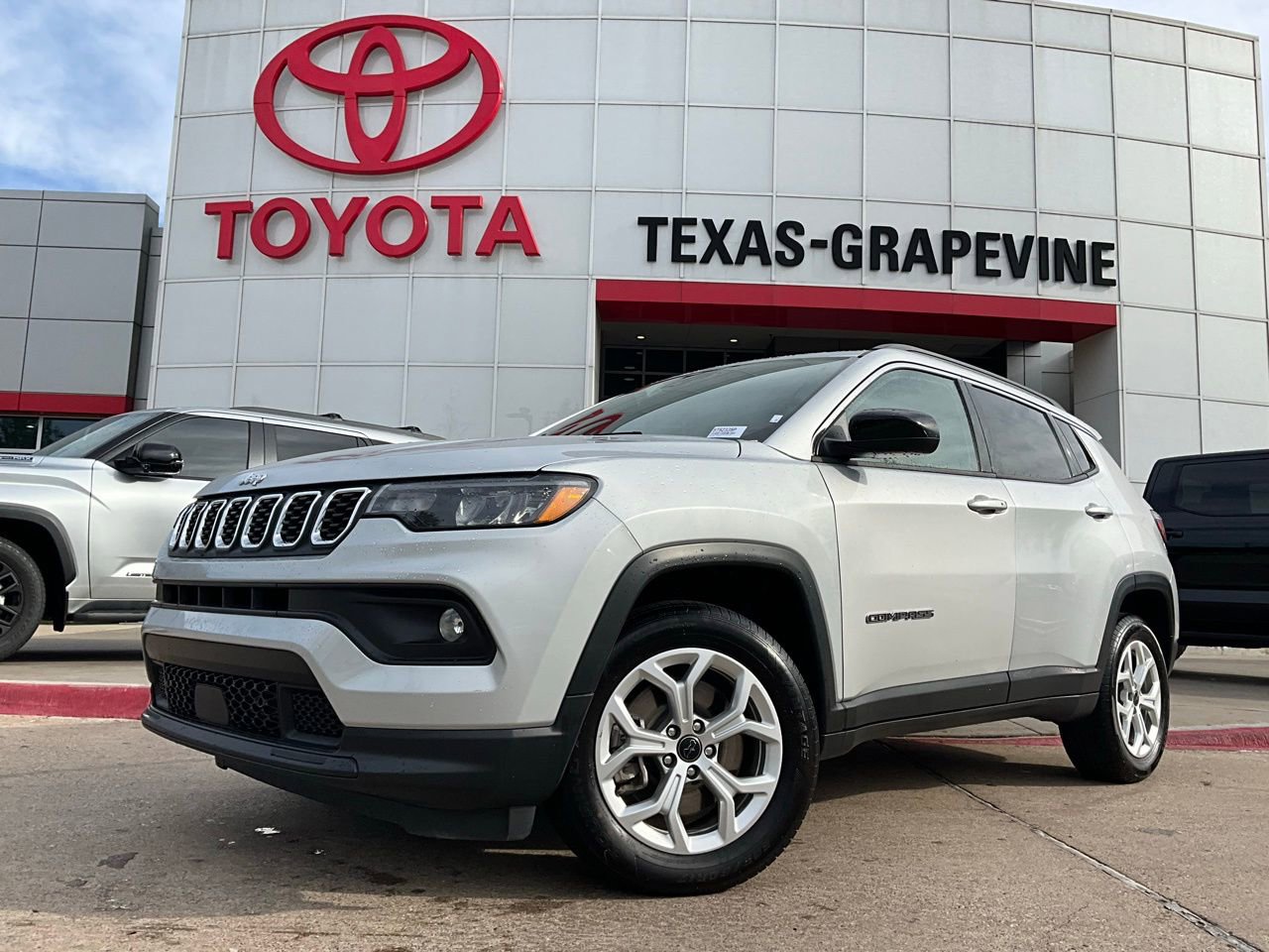 Used 2025 Jeep Compass Latitude AWD/4WD image 2