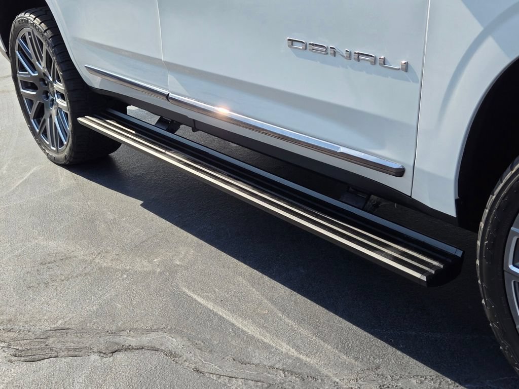 Used 2025 GMC Yukon Denali Ultimate AWD/4WD image 23