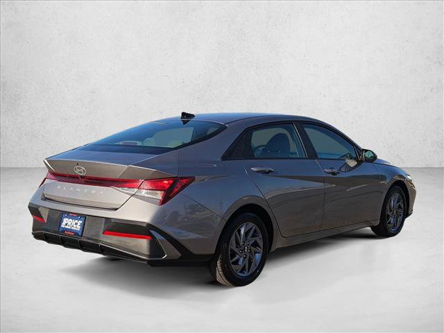 Used 2024 Hyundai Elantra SEL FWD image 5