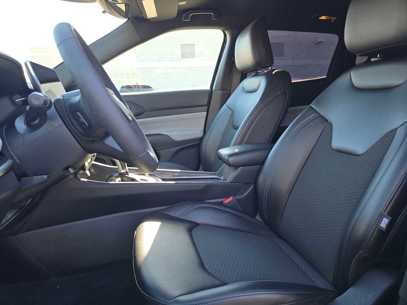 Used 2023 Jeep Compass Latitude image 23