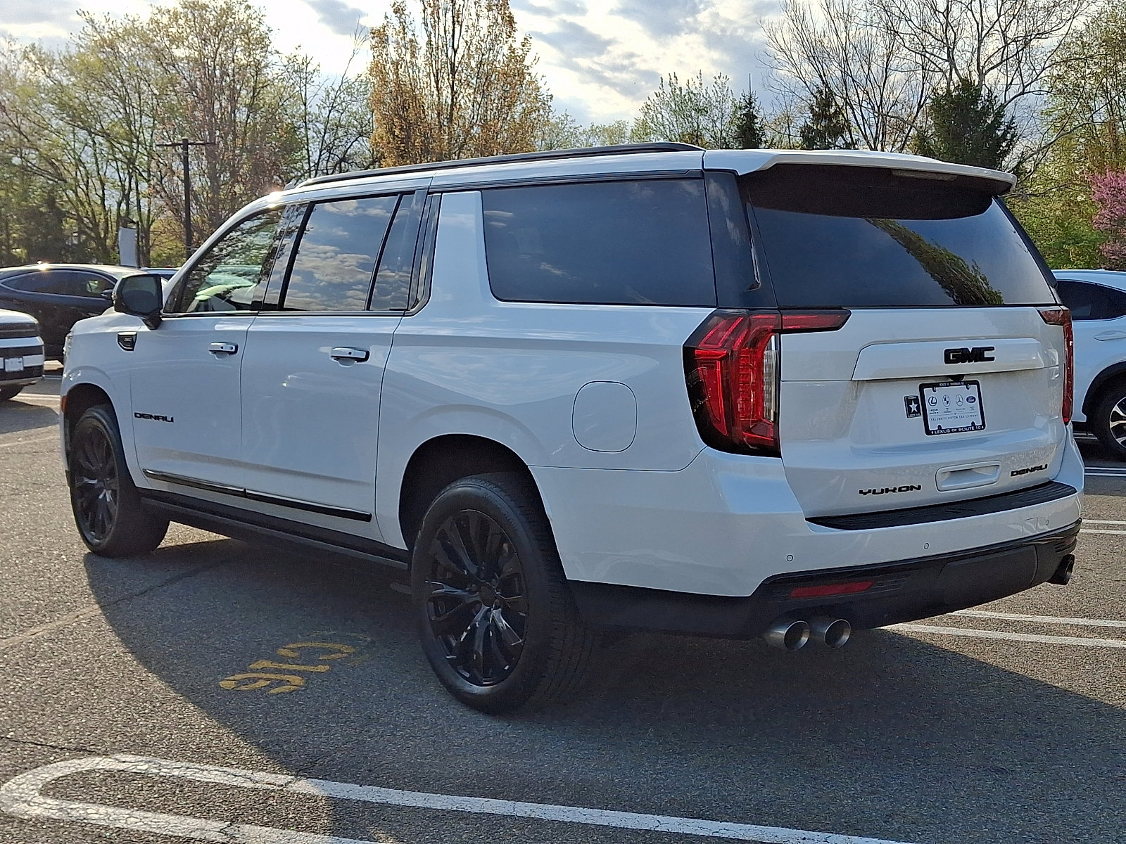 Used 2023 GMC Yukon XL Denali AWD/4WD image 4