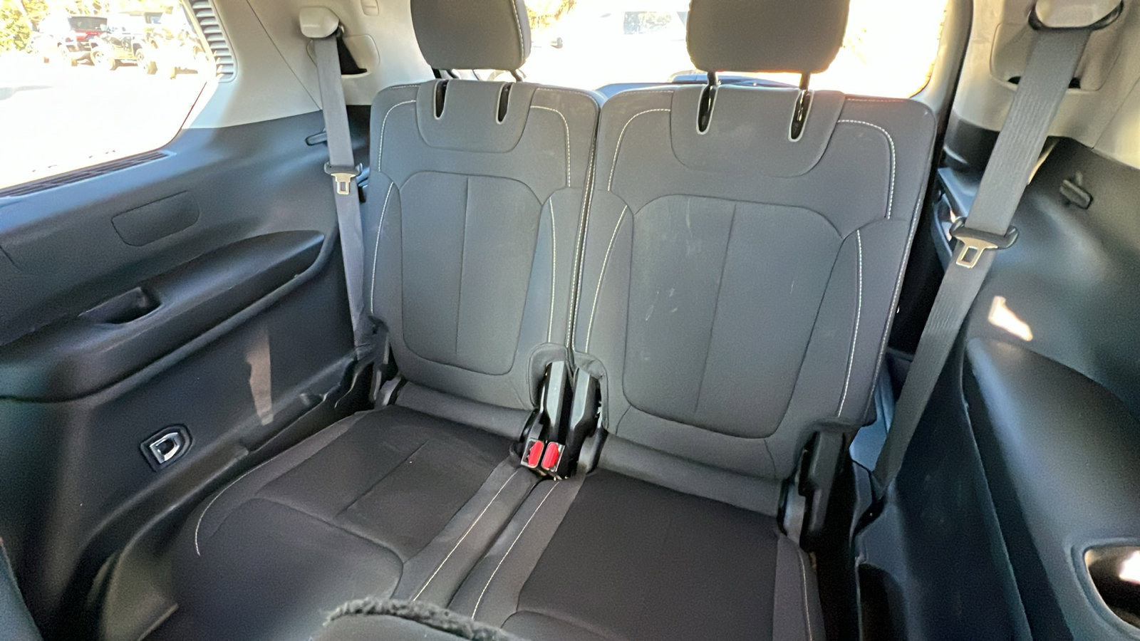 Used 2023 Jeep Grand Cherokee L Laredo image 25