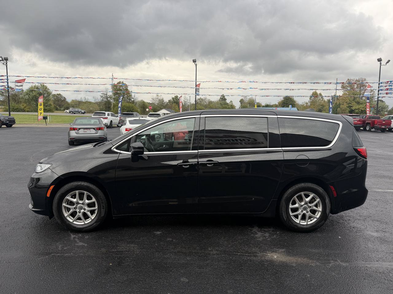Used 2024 Chrysler Pacifica Touring FWD image 8