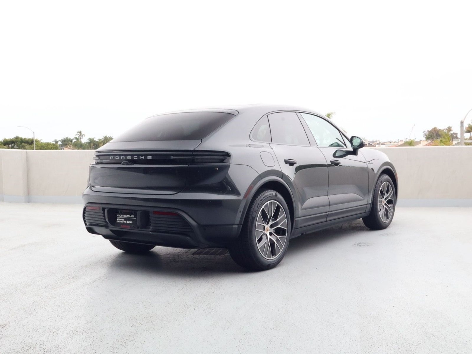 Used 2025 Porsche Macan Electric w/ Premium Package RWD image 9