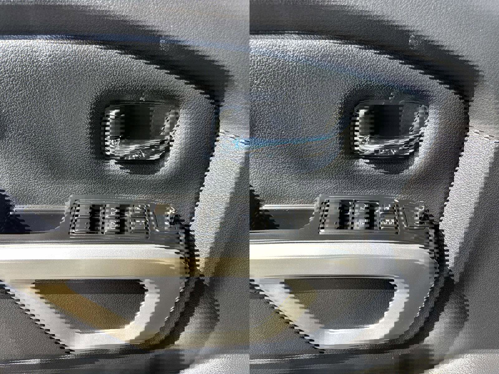 Used 2024 Nissan Titan SV w/ SV Convenience Package image 14