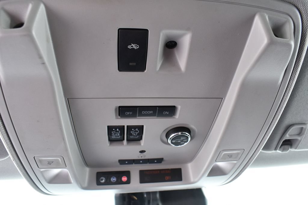 Used 2018 Cadillac Escalade Luxury AWD/4WD image 32
