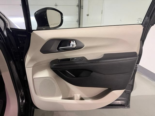 Used 2022 Chrysler Pacifica Touring-L FWD image 28