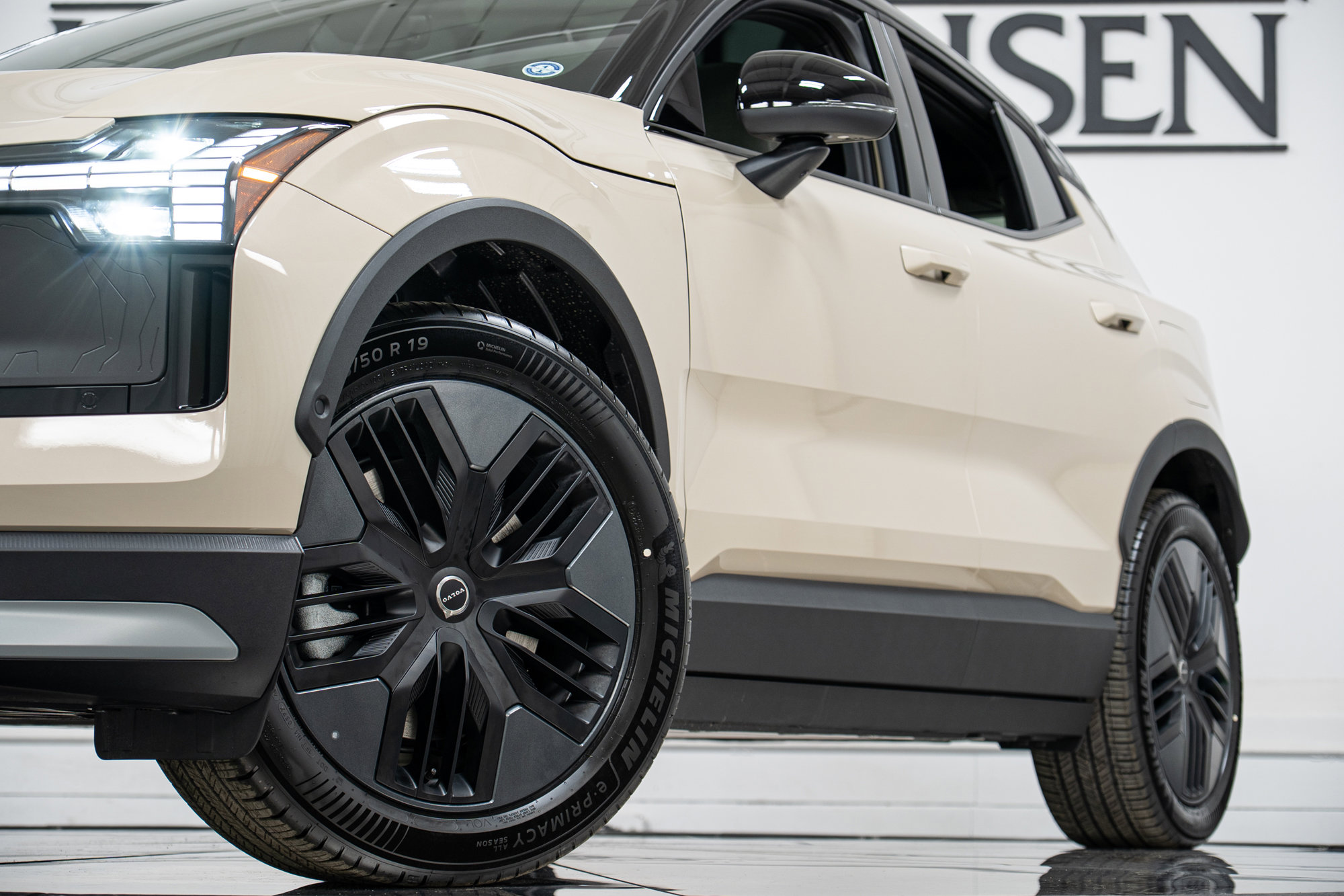 New 2026 Volvo EX30 Cross Country Ultra w/ Protection Package Premier image 33