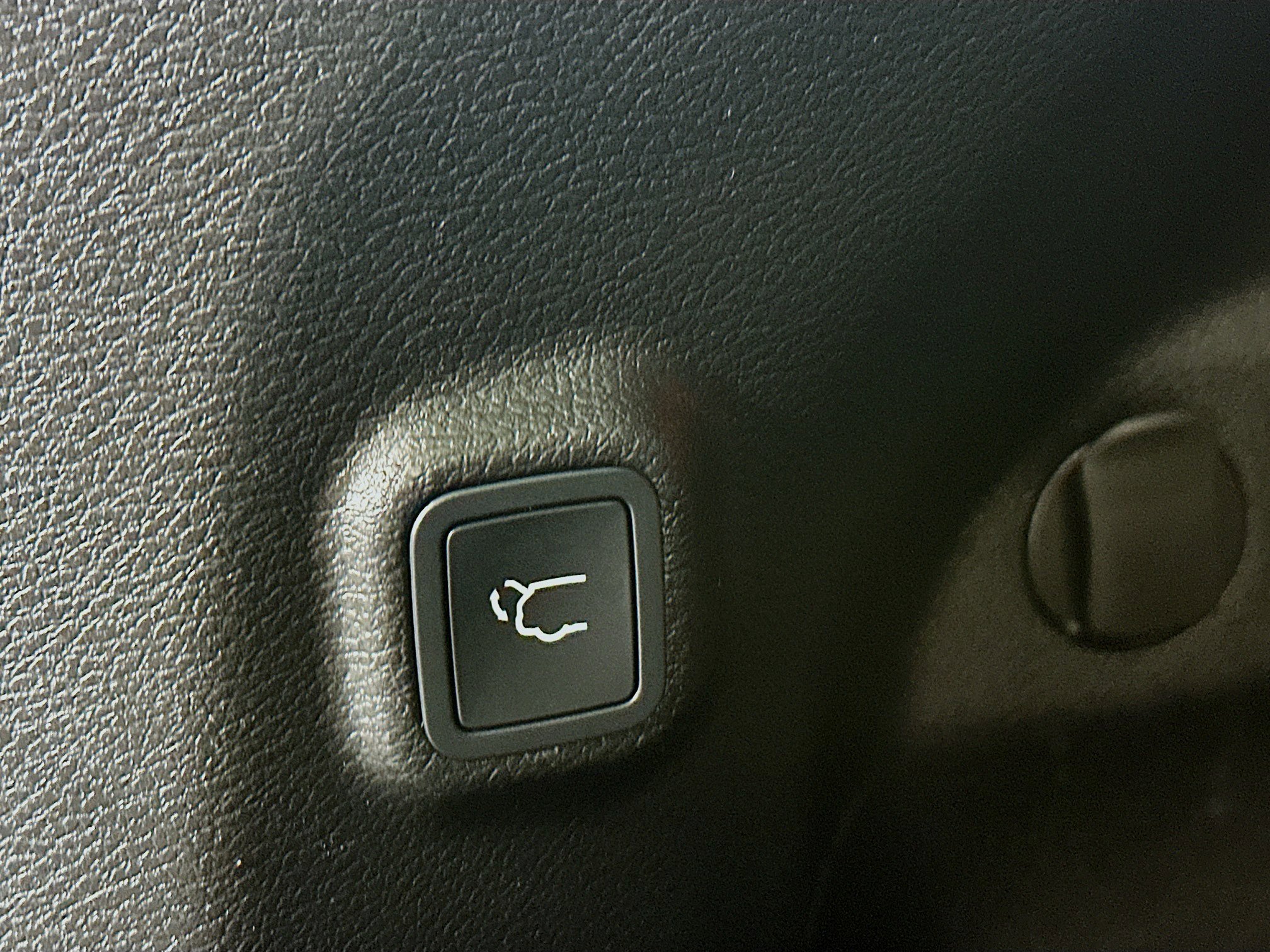 Used 2019 Jeep Cherokee Latitude Plus w/ Comfort/Convenience Group image 27