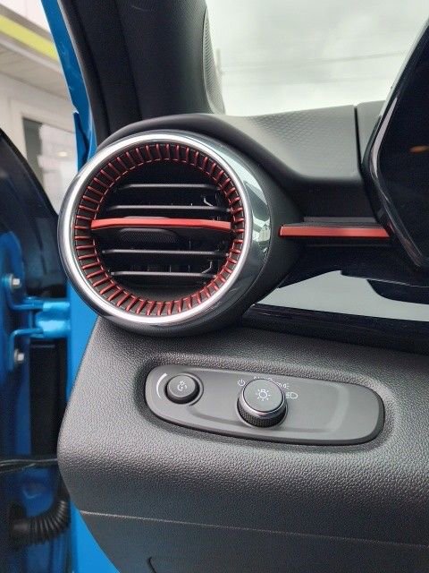 Used 2025 Chevrolet Trax RS w/ Driver Confidence Package image 11