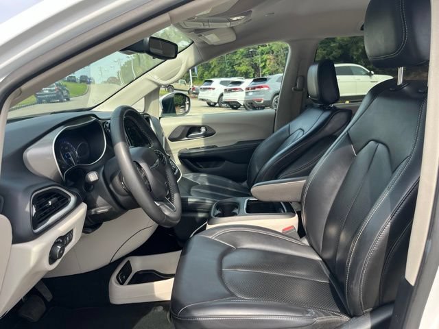 Used 2023 Chrysler Pacifica Touring-L FWD image 7