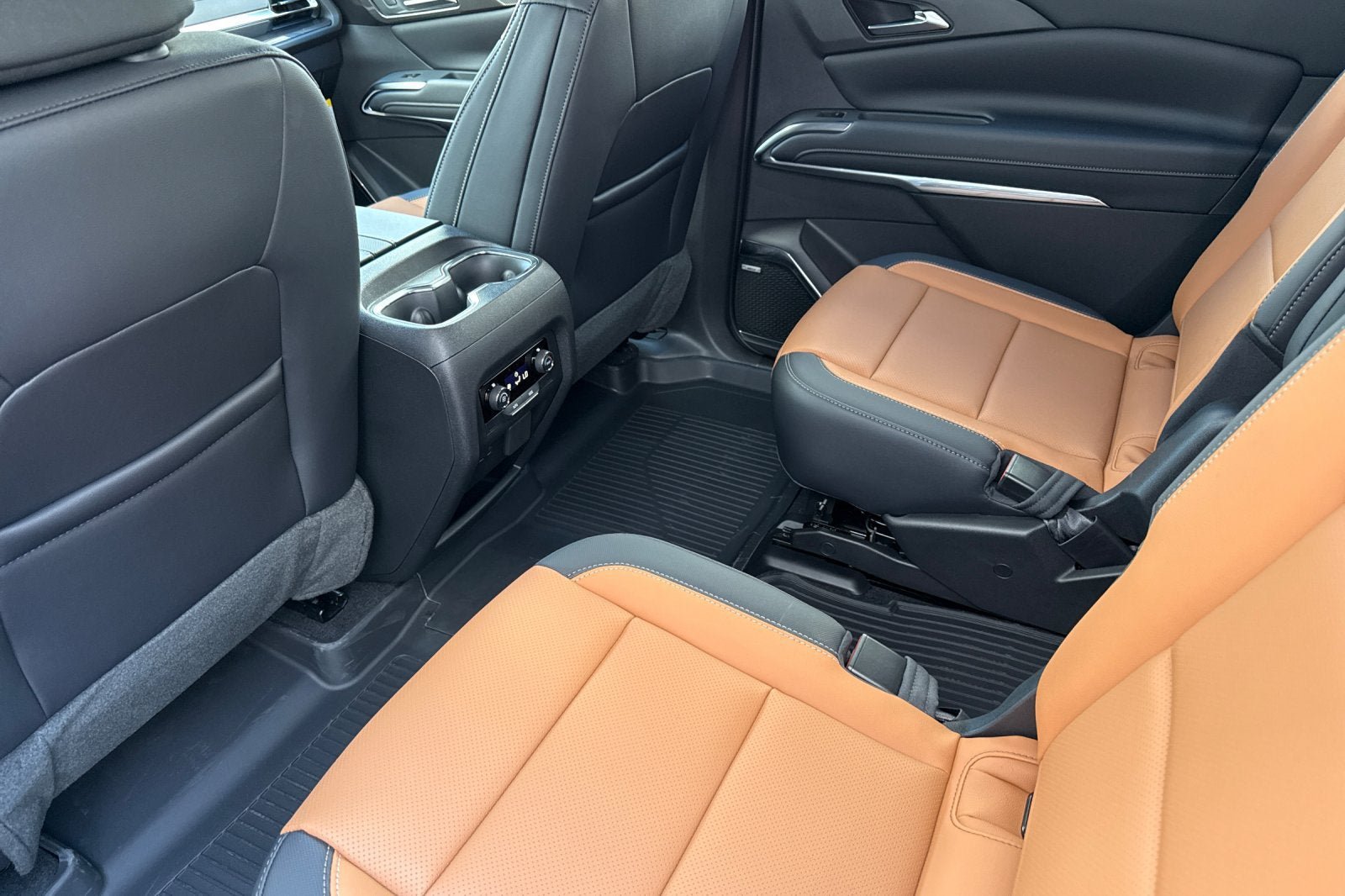 New 2027 Chevrolet Traverse Z71 w/ Enhanced Driving Package AWD/4WD image 9