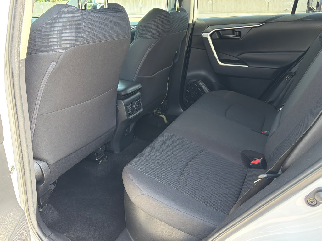 Used 2021 Toyota RAV4 LE AWD/4WD image 16