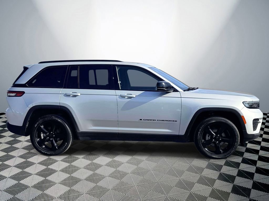 Used 2024 Jeep Grand Cherokee Altitude AWD/4WD image 6
