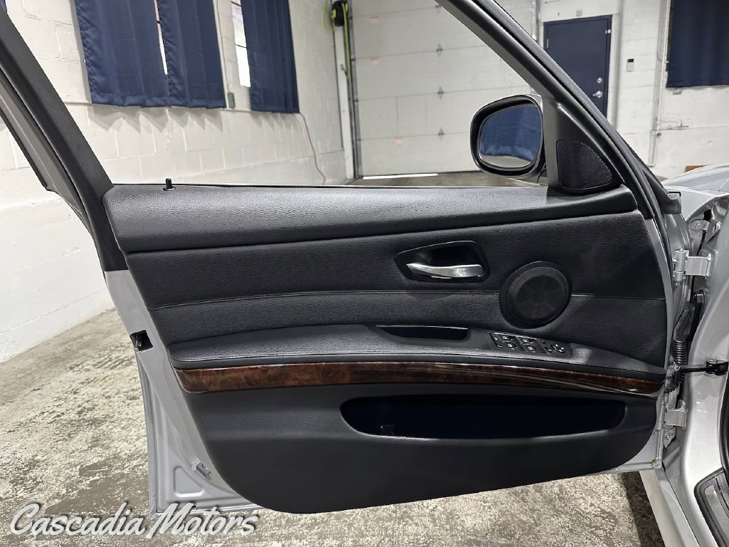 Used 2009 BMW 335i xDrive Sedan AWD/4WD image 19