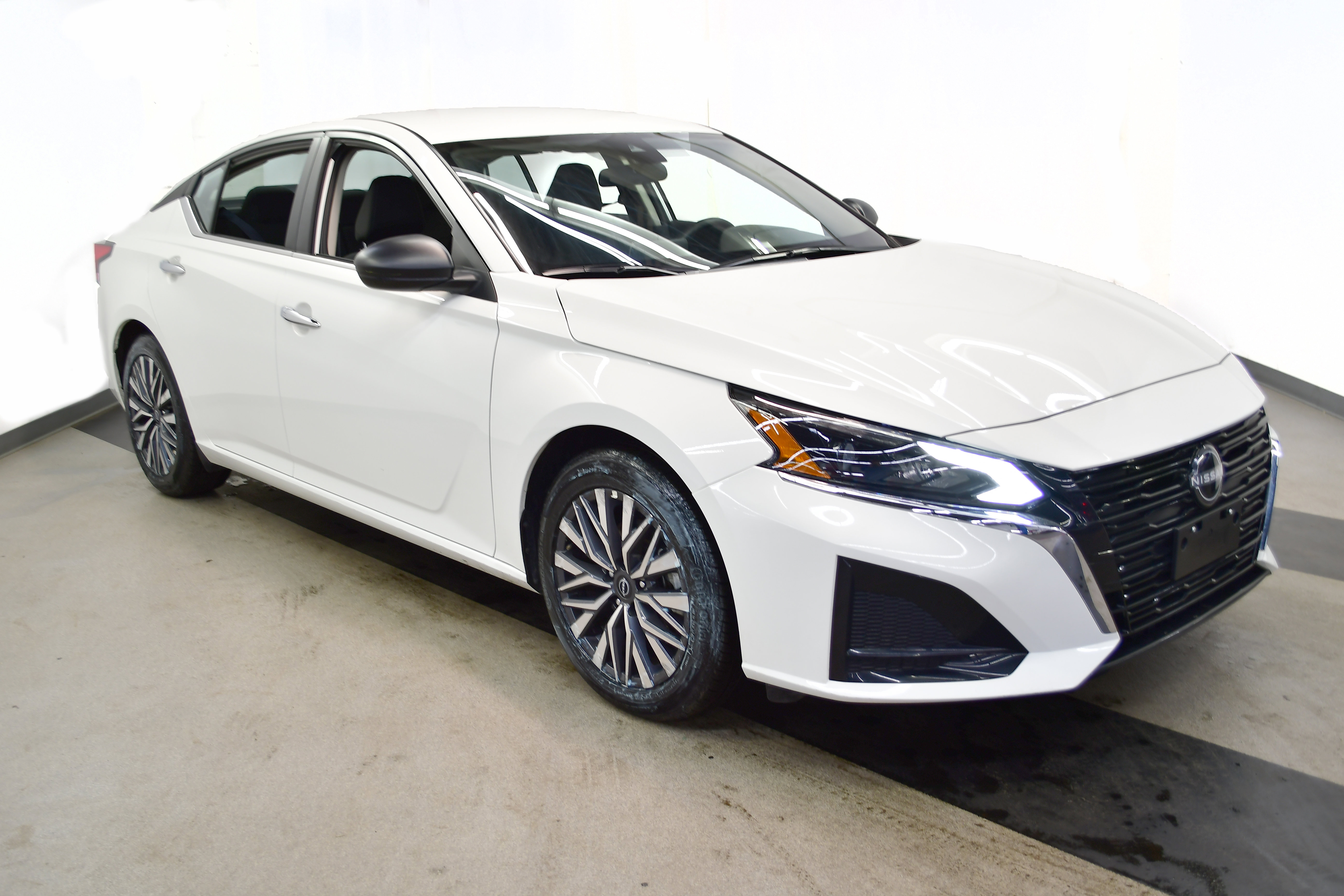 Used 2025 Nissan Altima 2.5 SV image 2