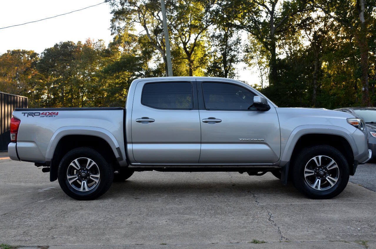 Used 2017 Toyota Tacoma TRD Sport AWD/4WD image 5