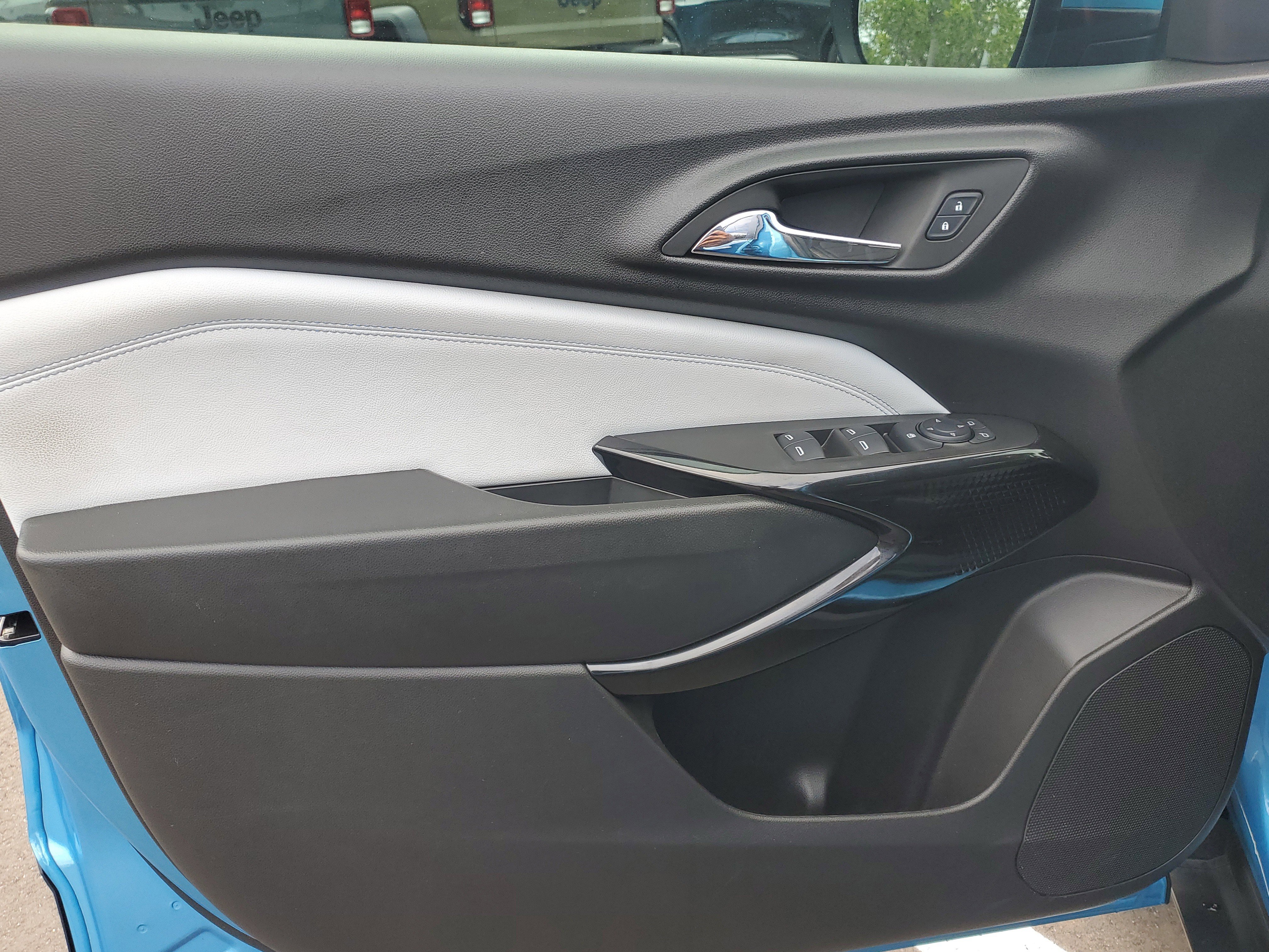 Used 2025 Chevrolet Trax LT image 8