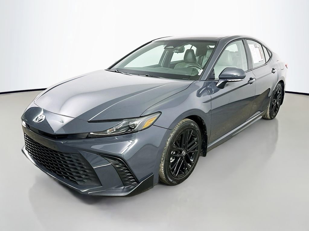 Used 2025 Toyota Camry SE image 3