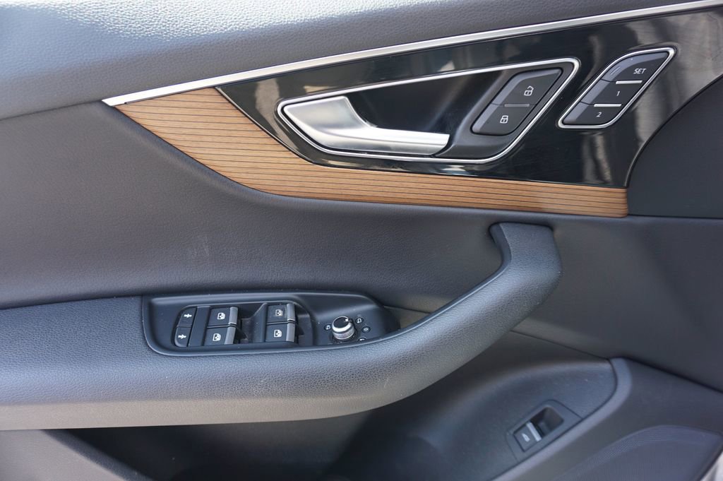 Used 2017 Audi Q7 3.0T Prestige image 3