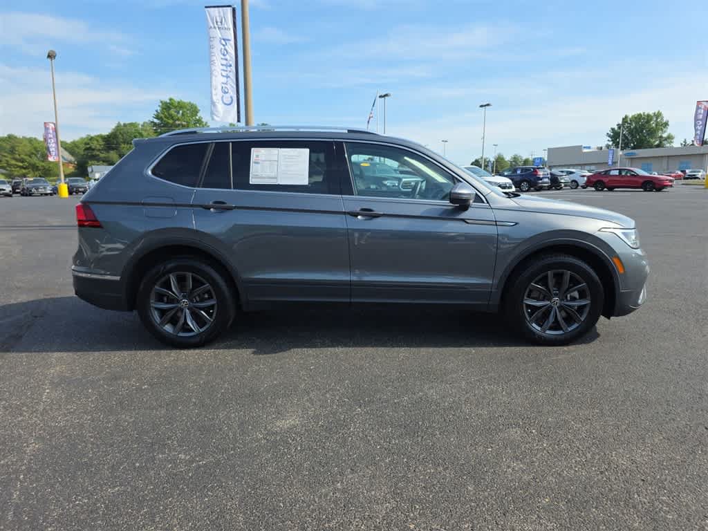 Used 2024 Volkswagen Tiguan SE w/ Panoramic Sunroof Package AWD/4WD image 2
