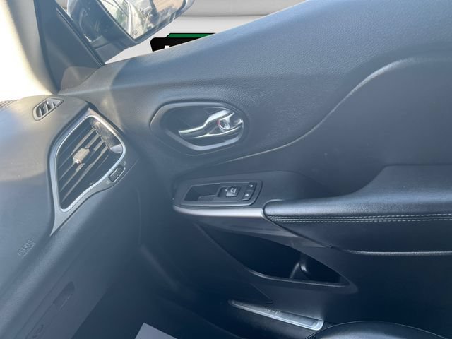 Used 2019 Jeep Cherokee Overland w/ Technology Group AWD/4WD image 21