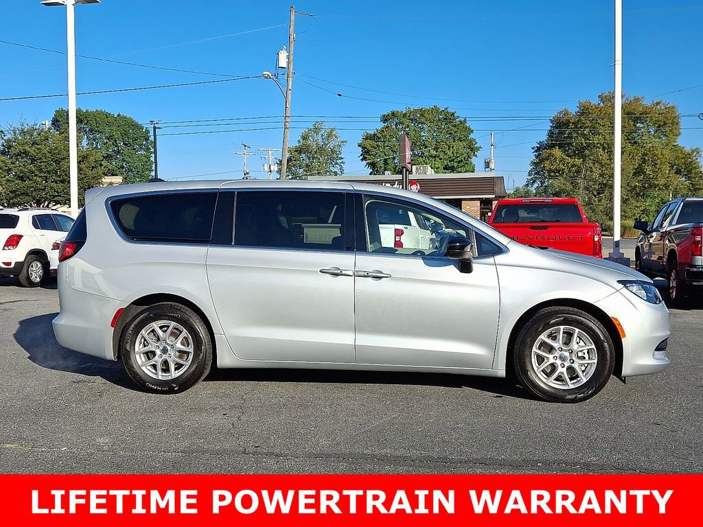 Used 2024 Chrysler Voyager LX image 8