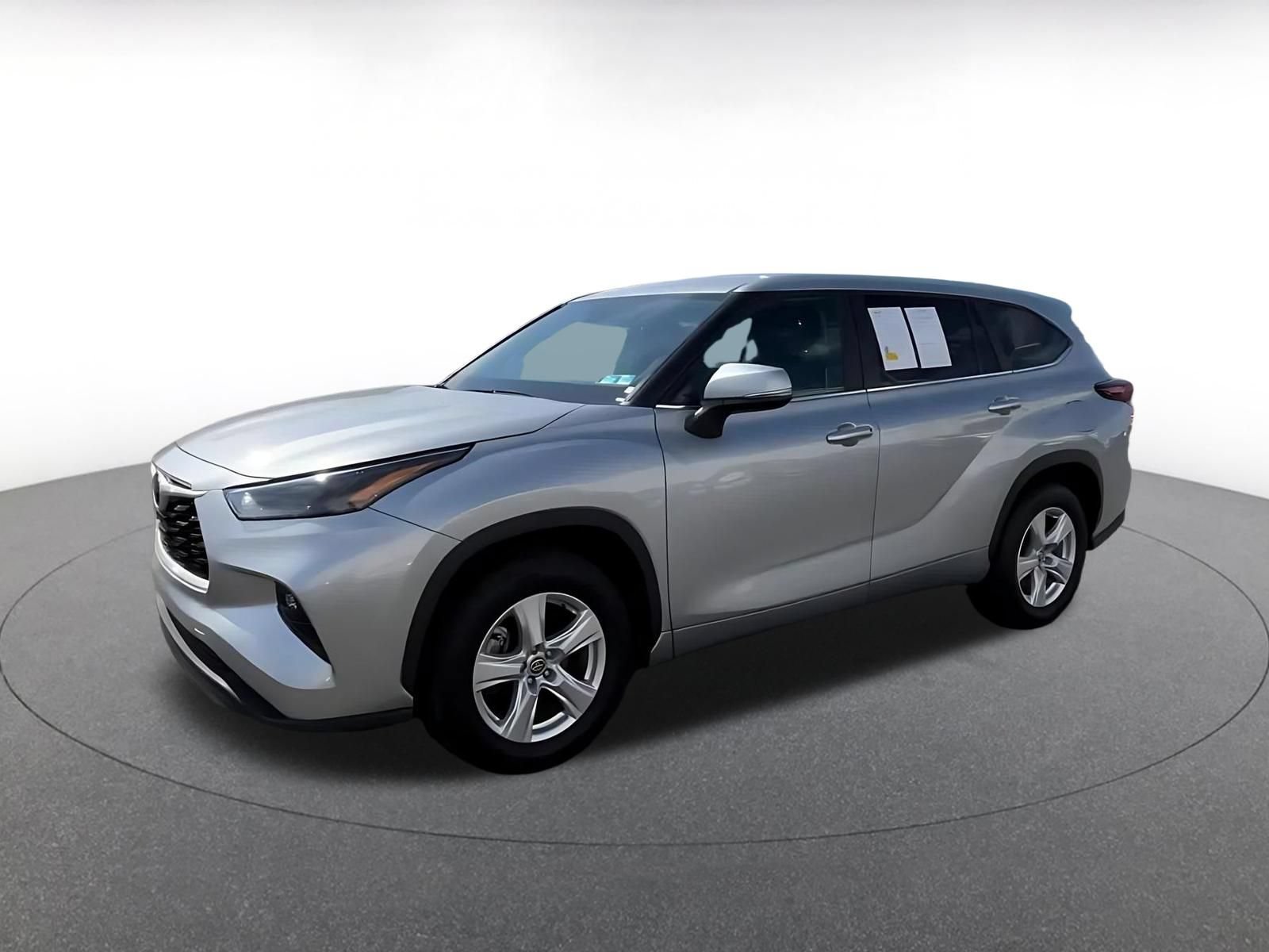 Used 2025 Toyota Highlander LE FWD image 7