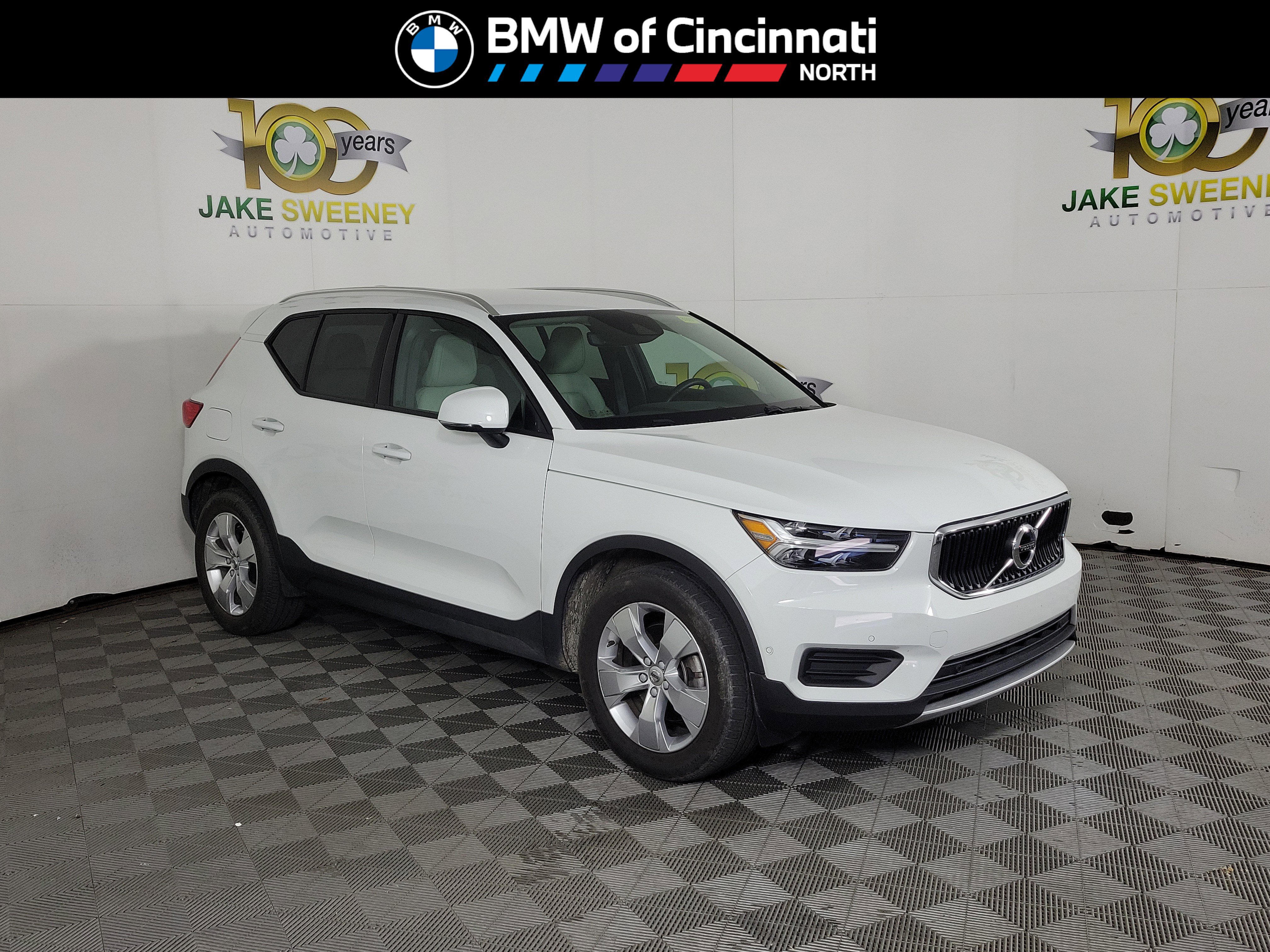 Used 2019 Volvo XC40 T5 Momentum image 1