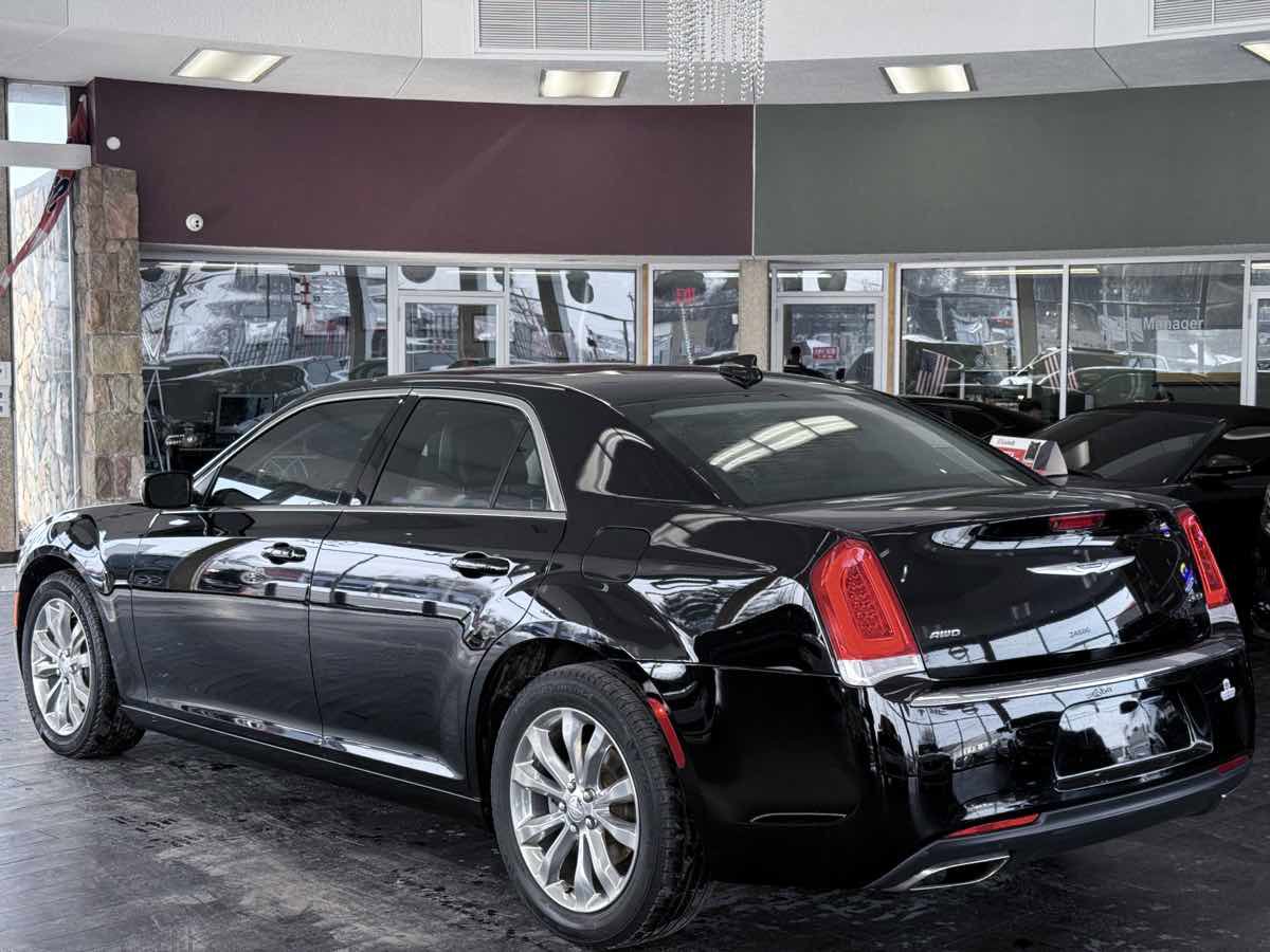 Used 2019 Chrysler 300 Touring L w/ Quick Order Package 22F image 10