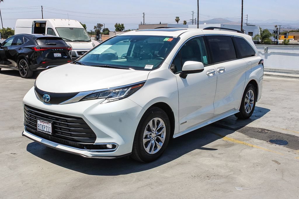 Used 2021 Toyota Sienna XLE w/ XLE Plus Package FWD image 4