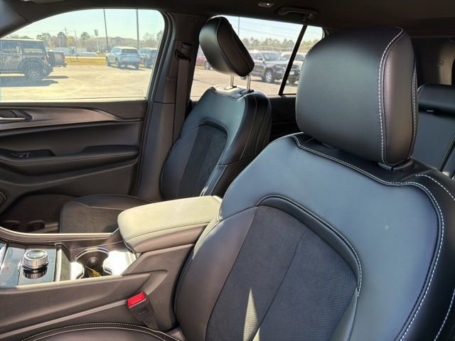 New 2025 Jeep Grand Cherokee Altitude image 8