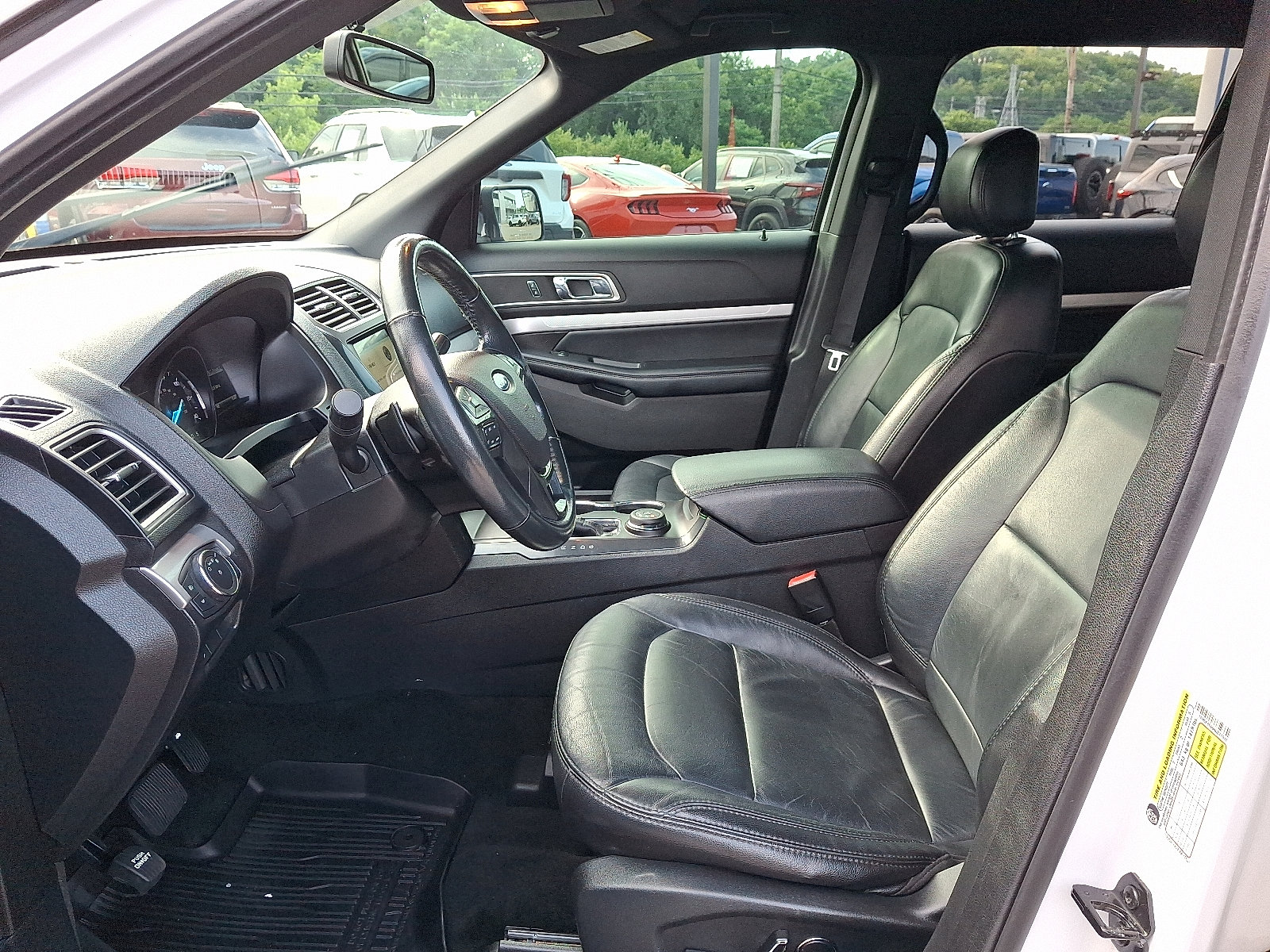 Used 2017 Ford Explorer XLT w/ Equipment Group 202A AWD/4WD image 14