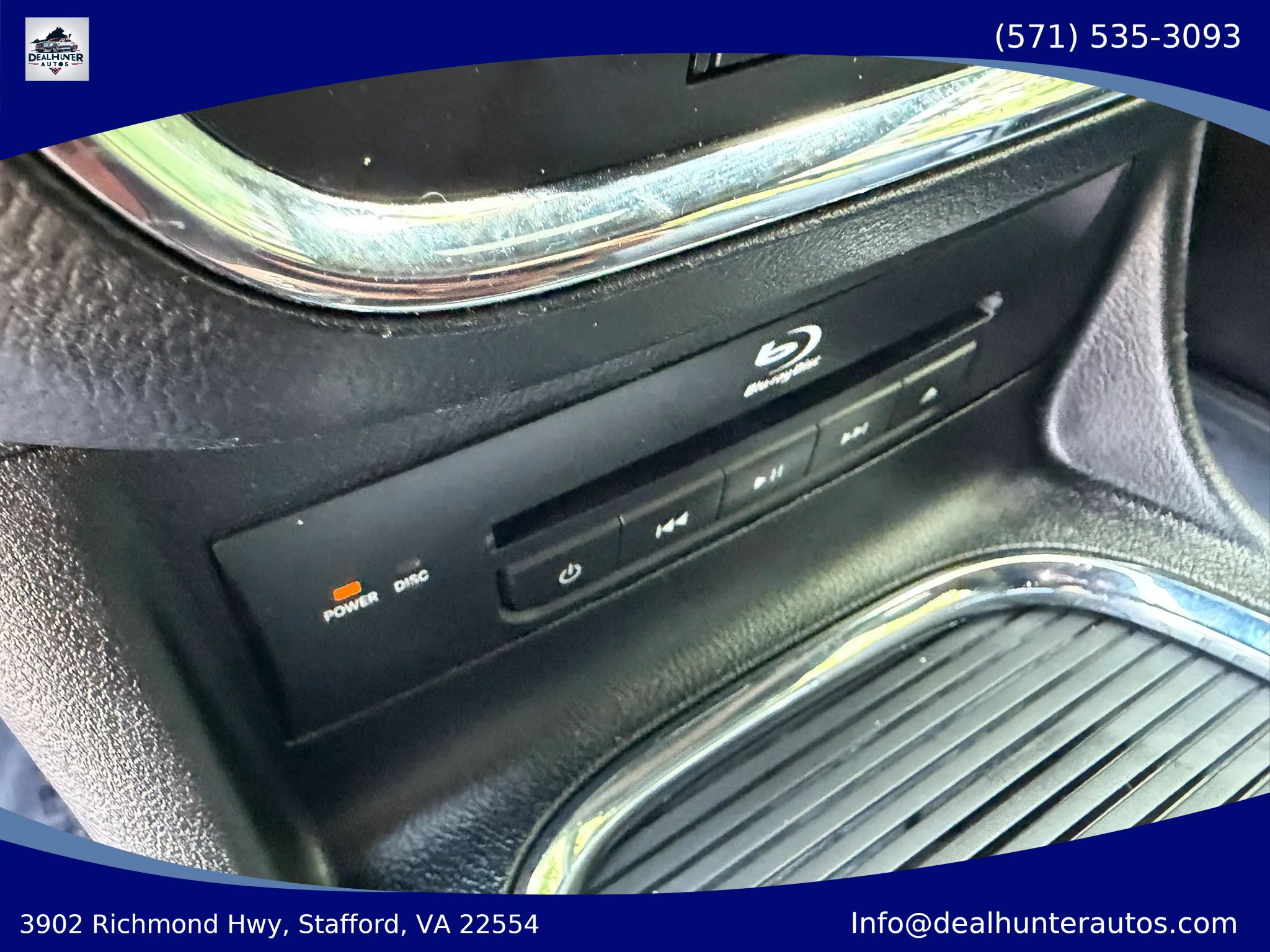 Used 2015 Chrysler Town & Country S FWD image 28