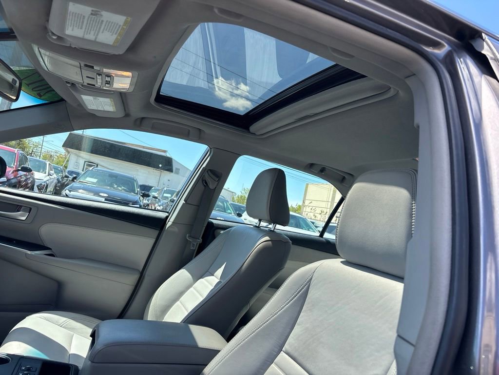 Used 2017 Toyota Camry XLE w/ Moonroof Package FWD image 23