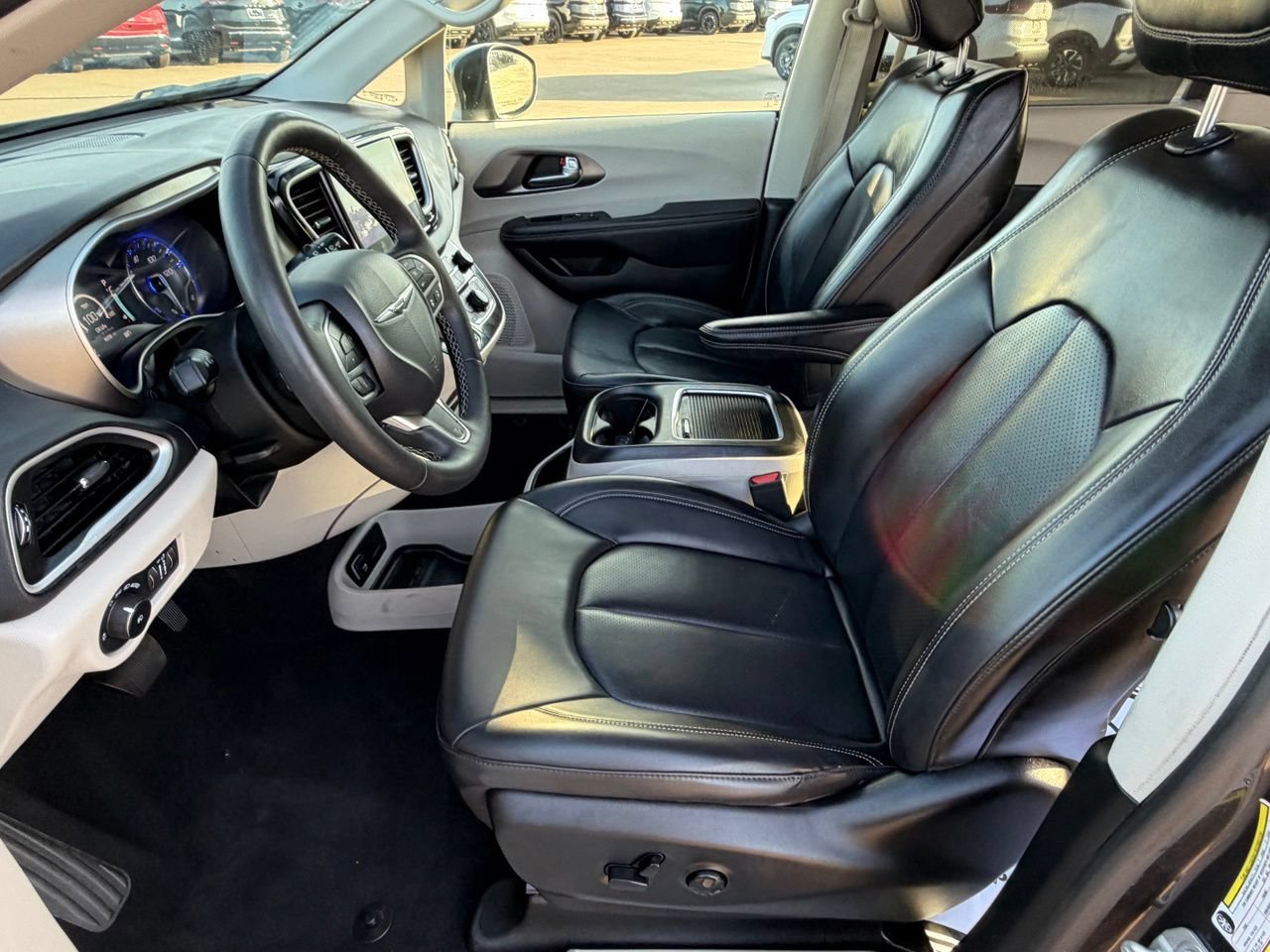 Used 2023 Chrysler Pacifica Touring-L FWD image 29