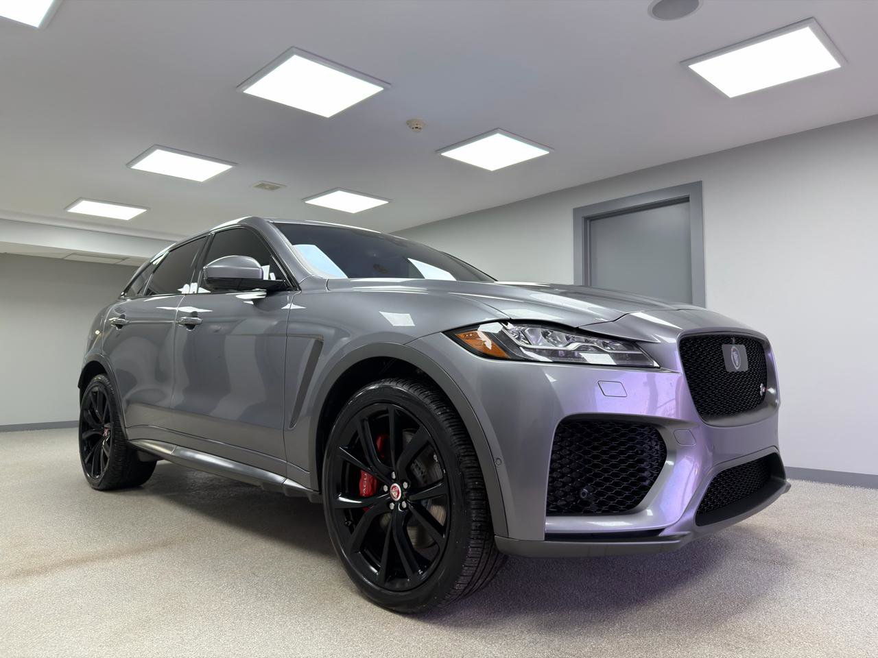Used 2020 Jaguar F-PACE SVR image 4