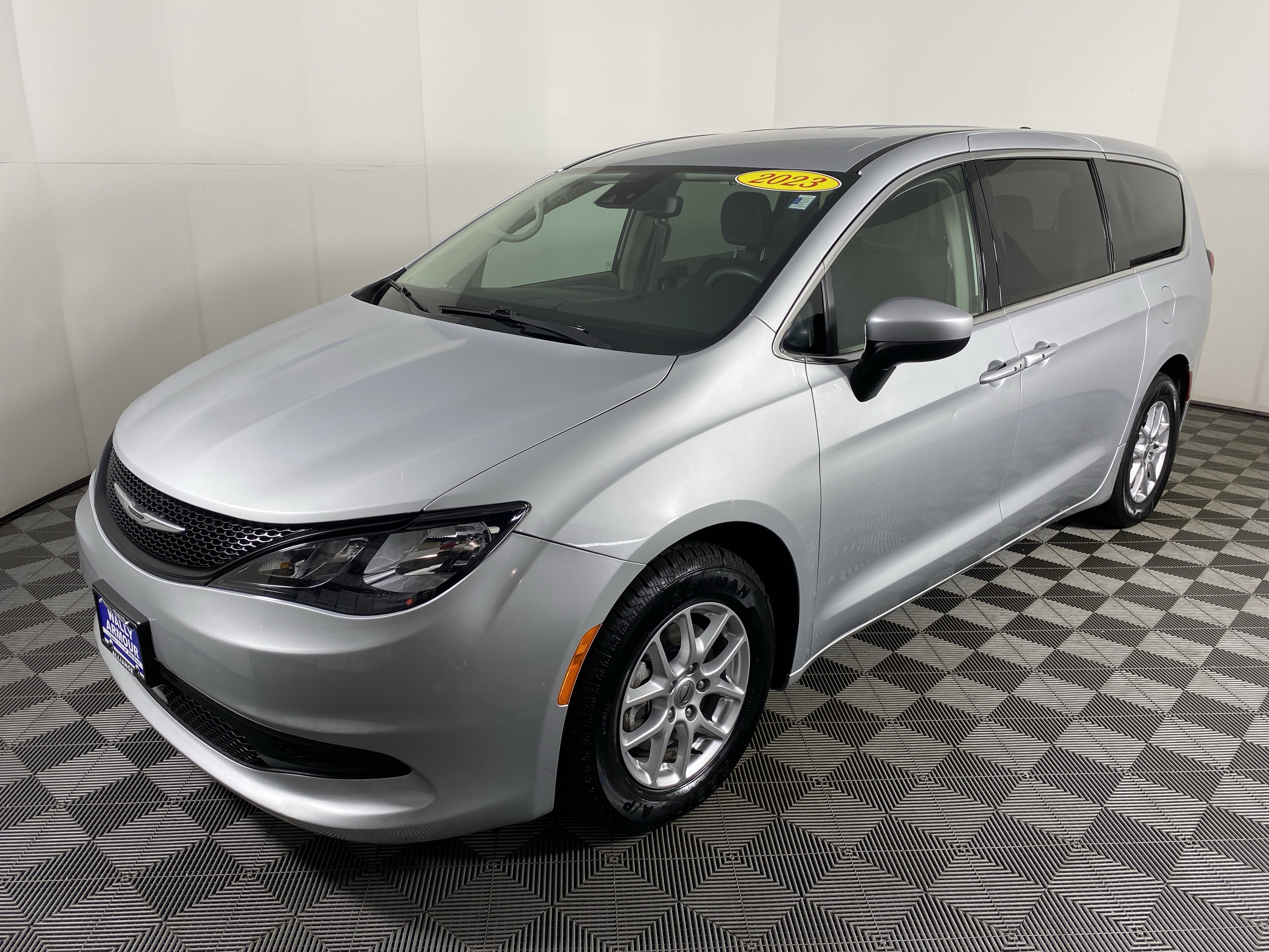 Used 2023 Chrysler Voyager LX image 10